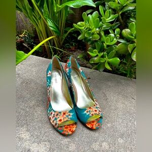 Nine West Floral pickaboo Heal Teal/Green with peach floral 7.5 size